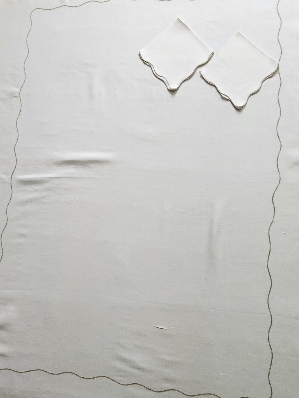 ELEGANT IVORY LINEN SCALLOPED EDGE TABLECLOTH AND 2 NAPKINS